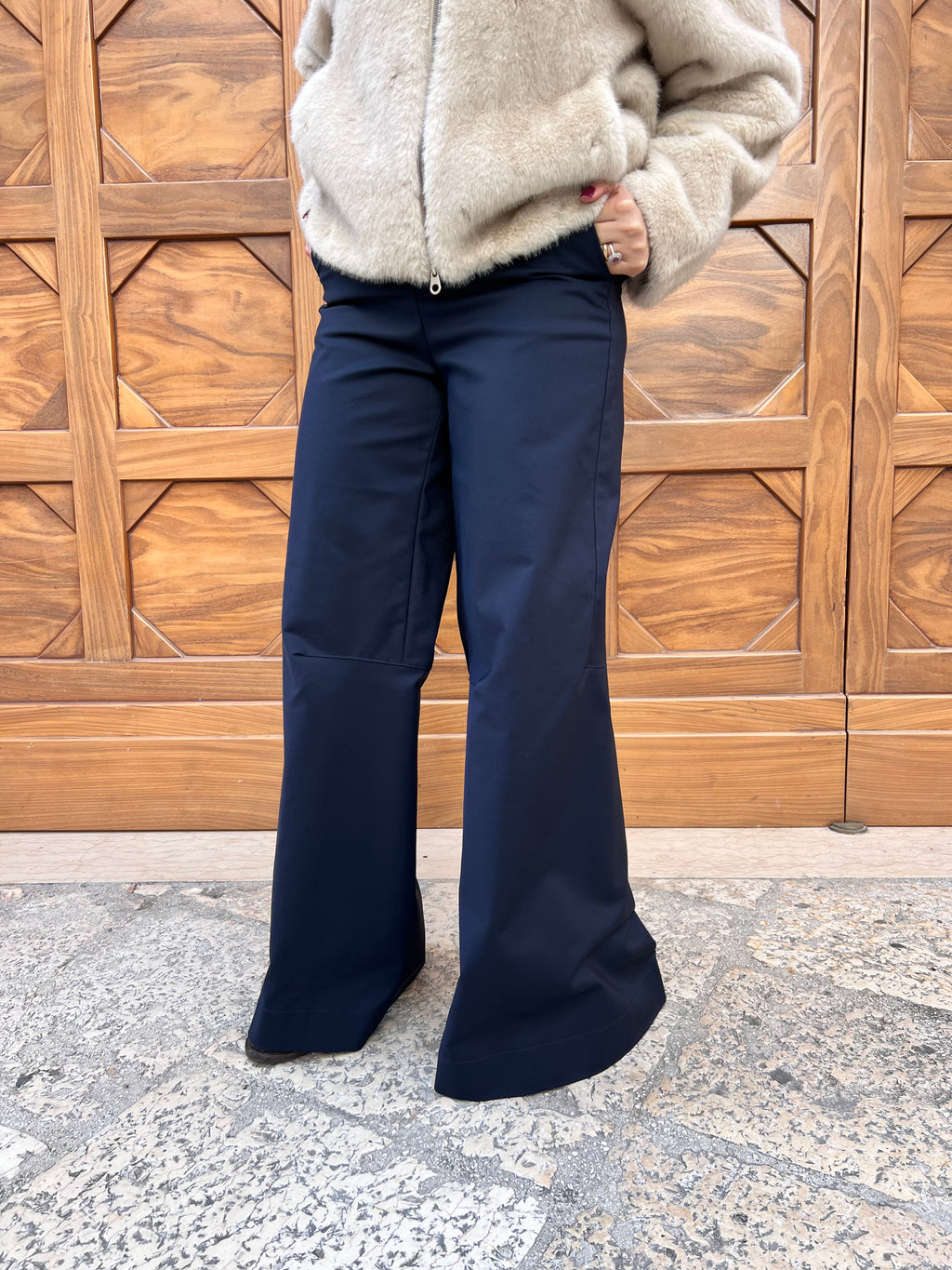 PANTALONE DONNA IN TESSUTO TECNICO GAMBA LARGA BLU NAVY