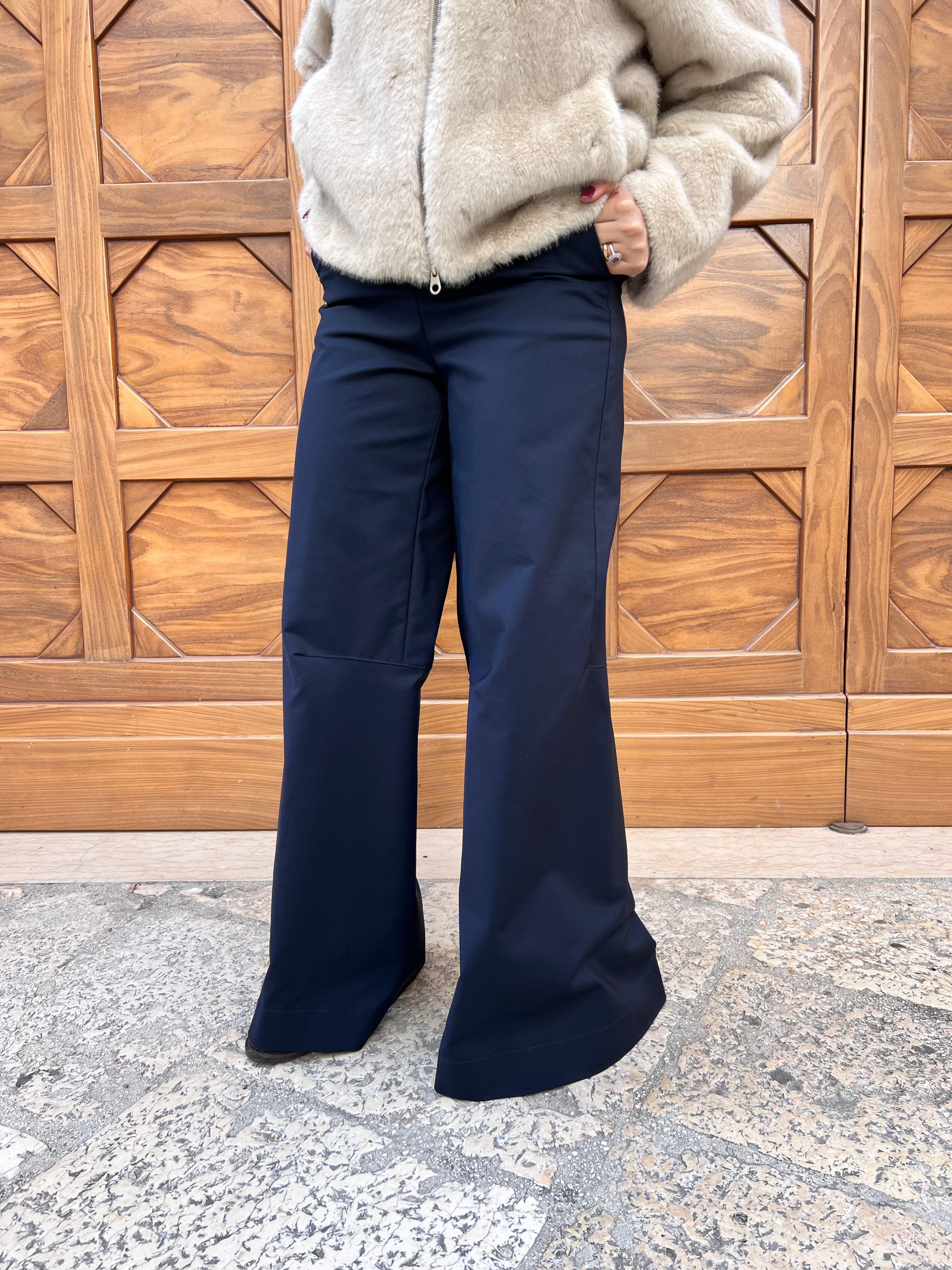 PANTALONE DONNA IN TESSUTO TECNICO GAMBA LARGA BLU NAVY