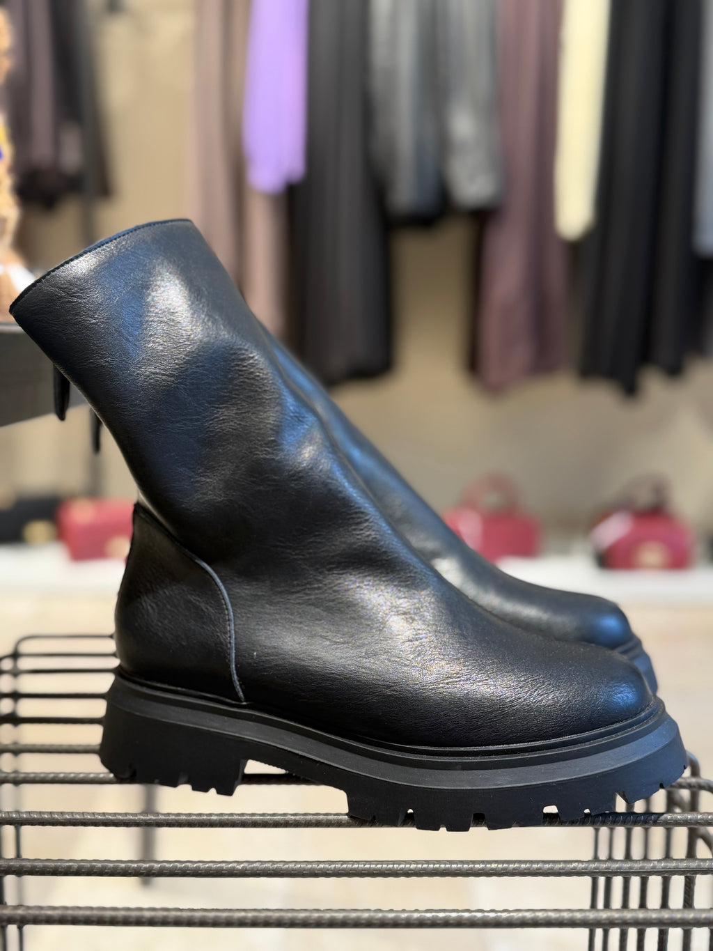 STIVALETTO IN PELLE NERA FONDO CARRARMATO