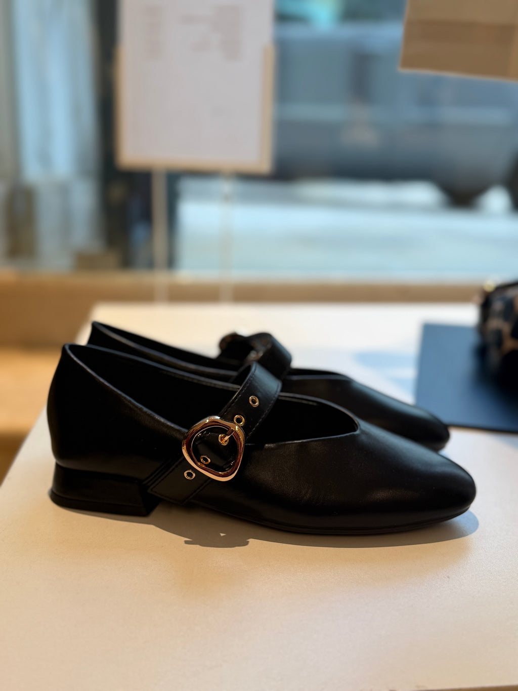 BALLERINA DONNA IN PELLE NERA CON CINTURINO E FIBBIA ORO