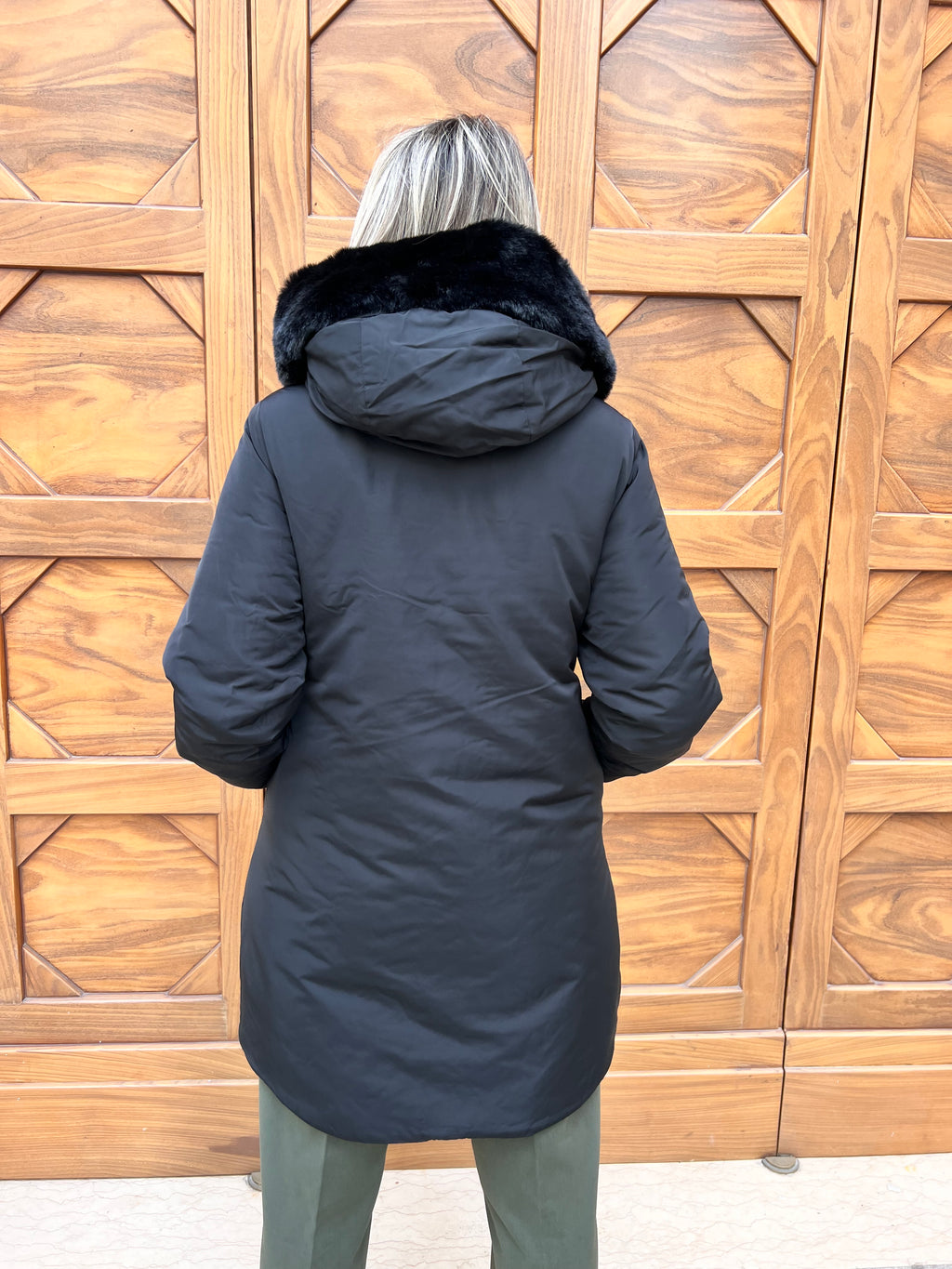 PIUMINO DONNA LUNGO NERO CON MAXI COLLO ECO-PELLICCIA E CAPPUCCIO CALDO ELEGANTE INVERNALE