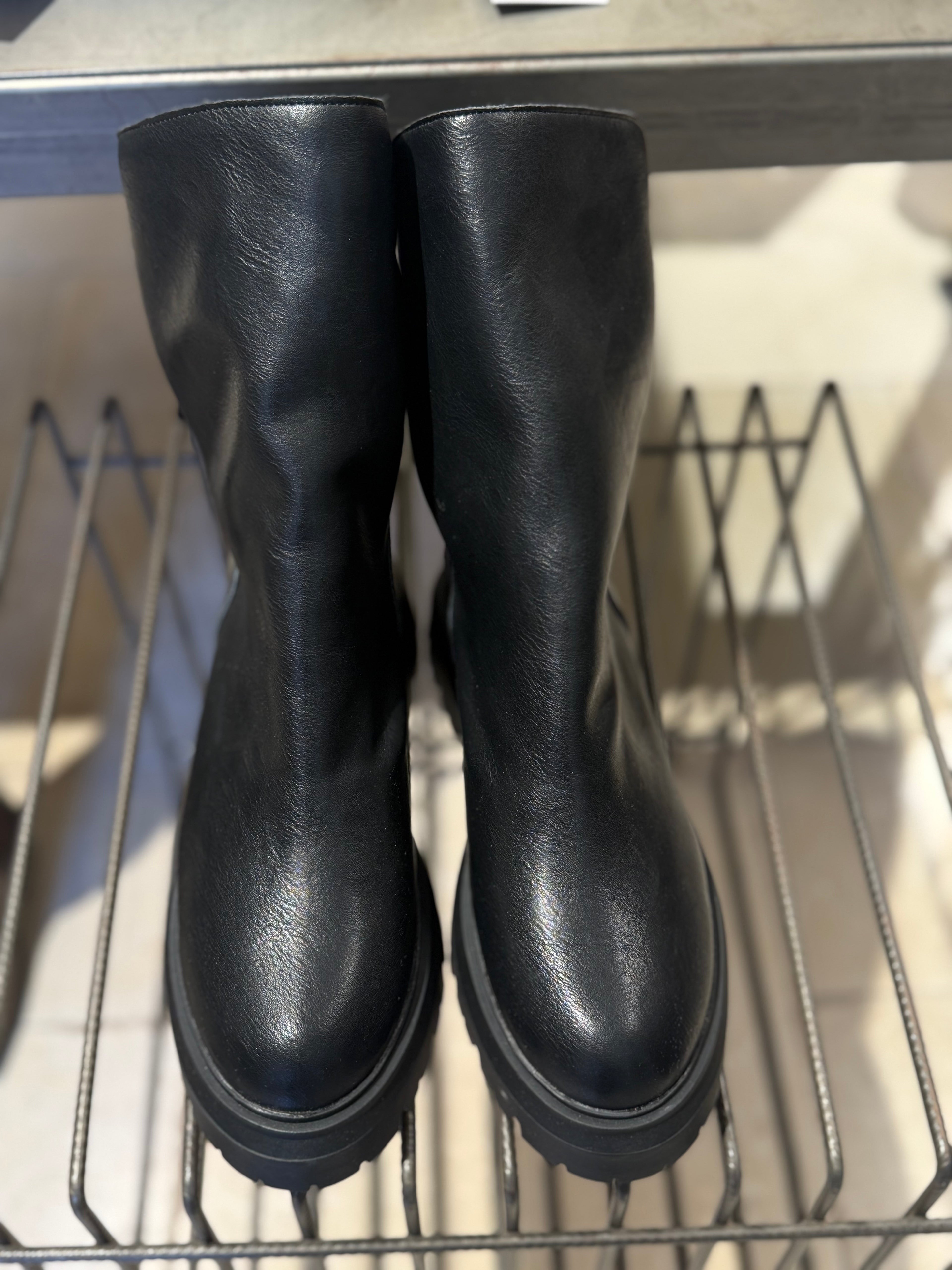 STIVALETTO IN PELLE NERA FONDO CARRARMATO