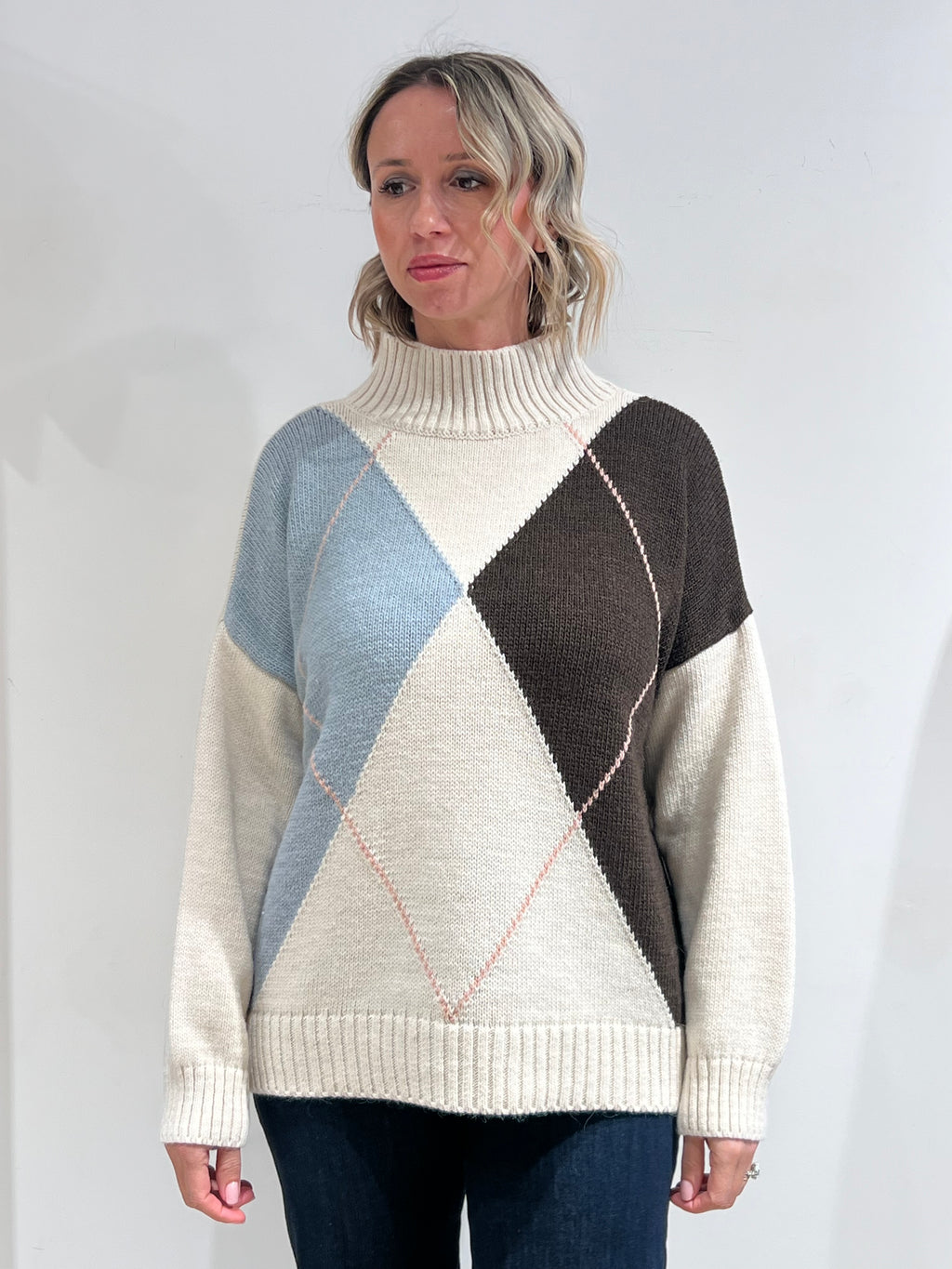 MAGLIA DONNA A ROMBI CON COLLO ALTO – MAGLIONE INVERNALE ELEGANTE BIANCO