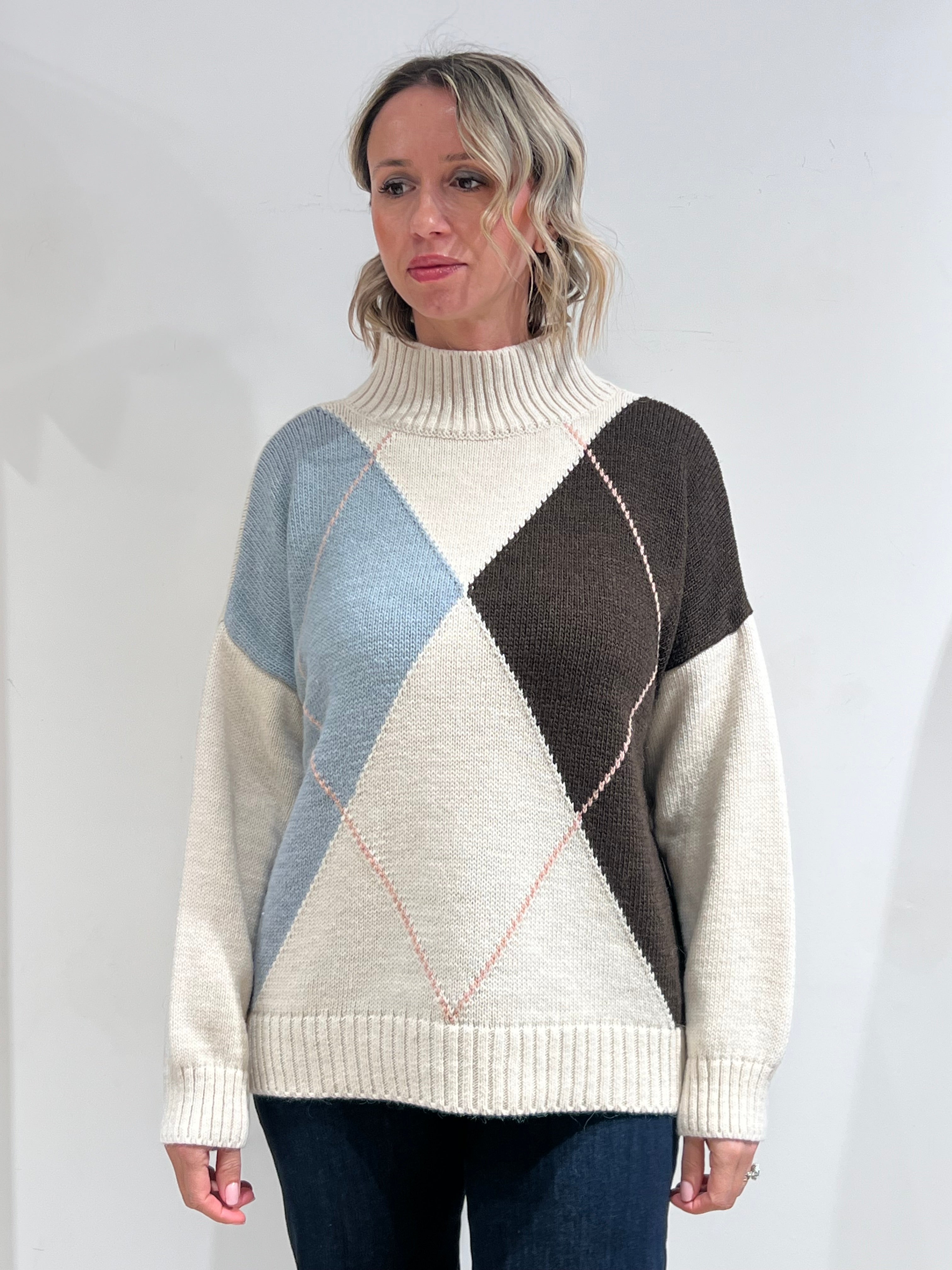 MAGLIA DONNA A ROMBI CON COLLO ALTO – MAGLIONE INVERNALE ELEGANTE BIANCO