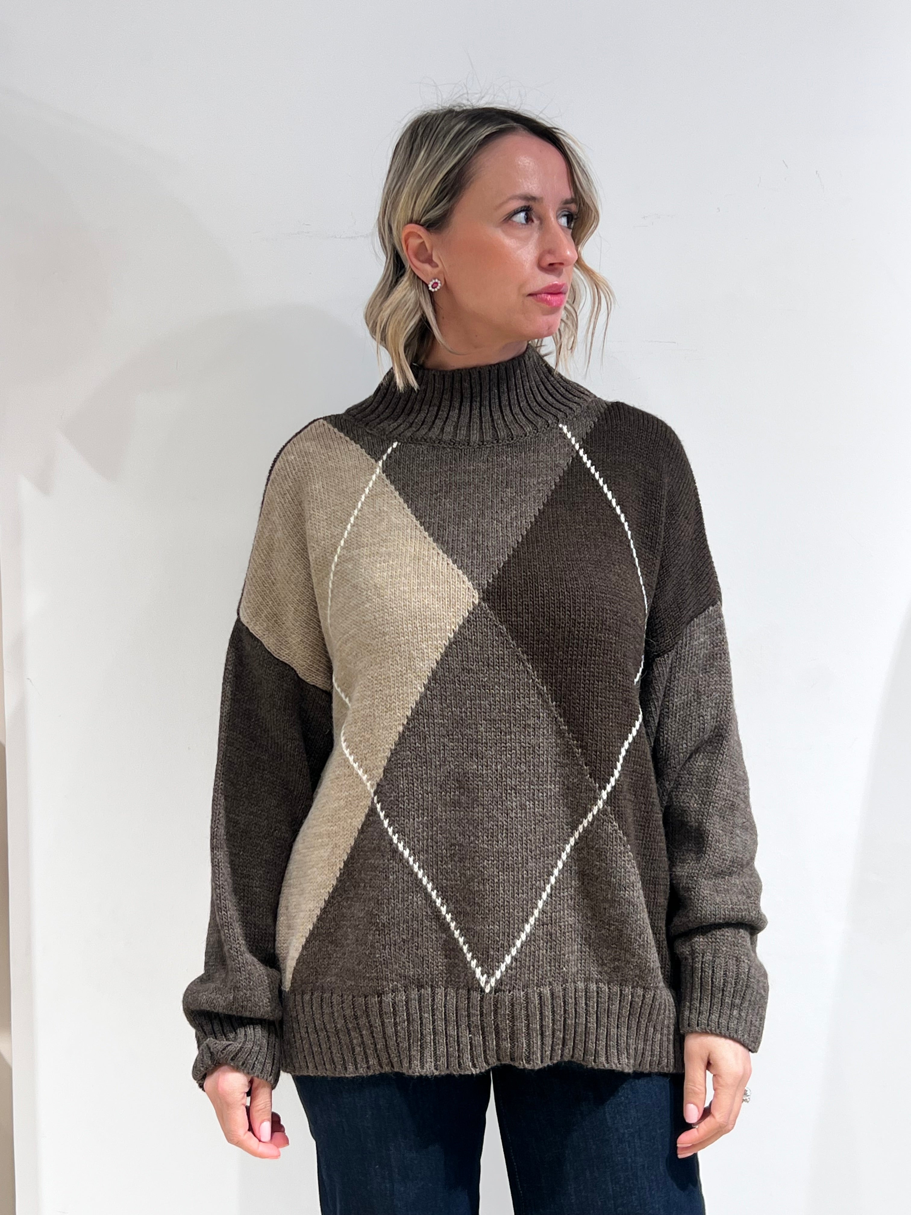 MAGLIA DONNA A ROMBI CON COLLO ALTO – MAGLIONE INVERNALE ELEGANTE TORTORA