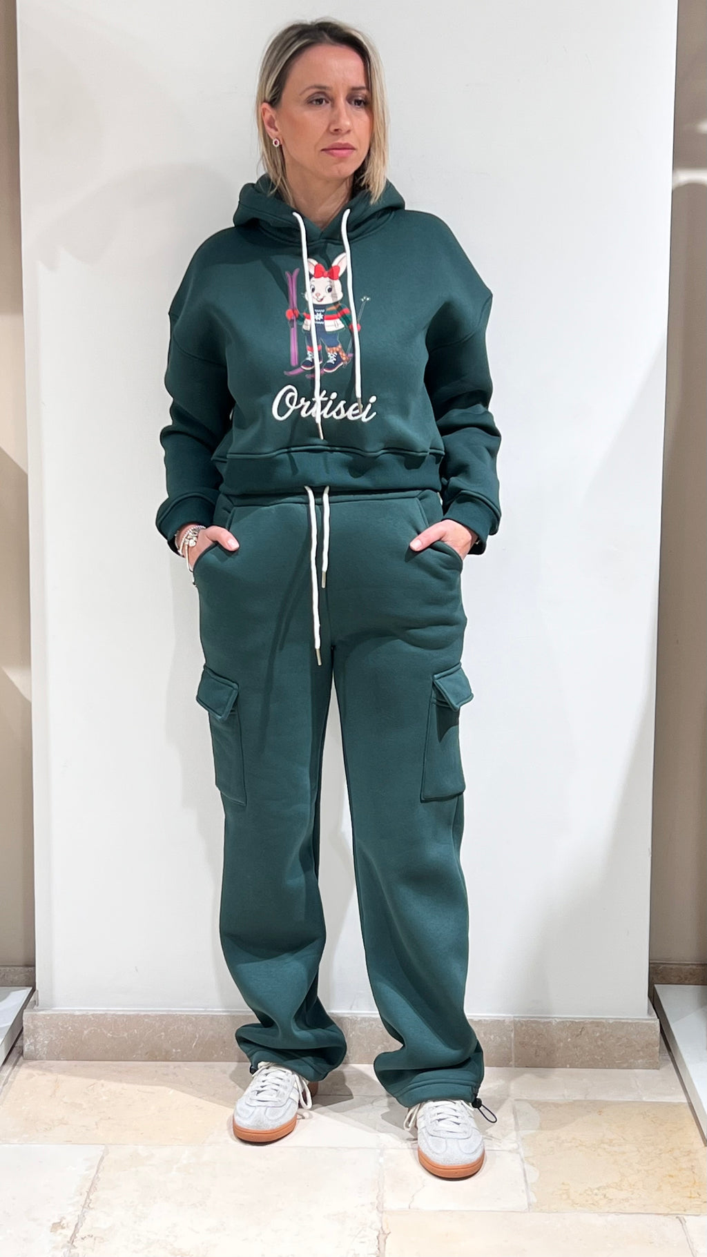 TUTA DONNA FELPATA PLAZA CON FELPA CROPPED E PANTALONE CARGO VERDE