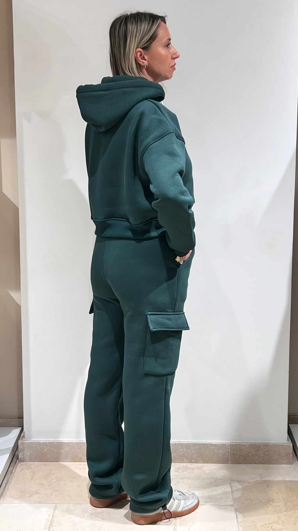 TUTA DONNA FELPATA PLAZA CON FELPA CROPPED E PANTALONE CARGO VERDE