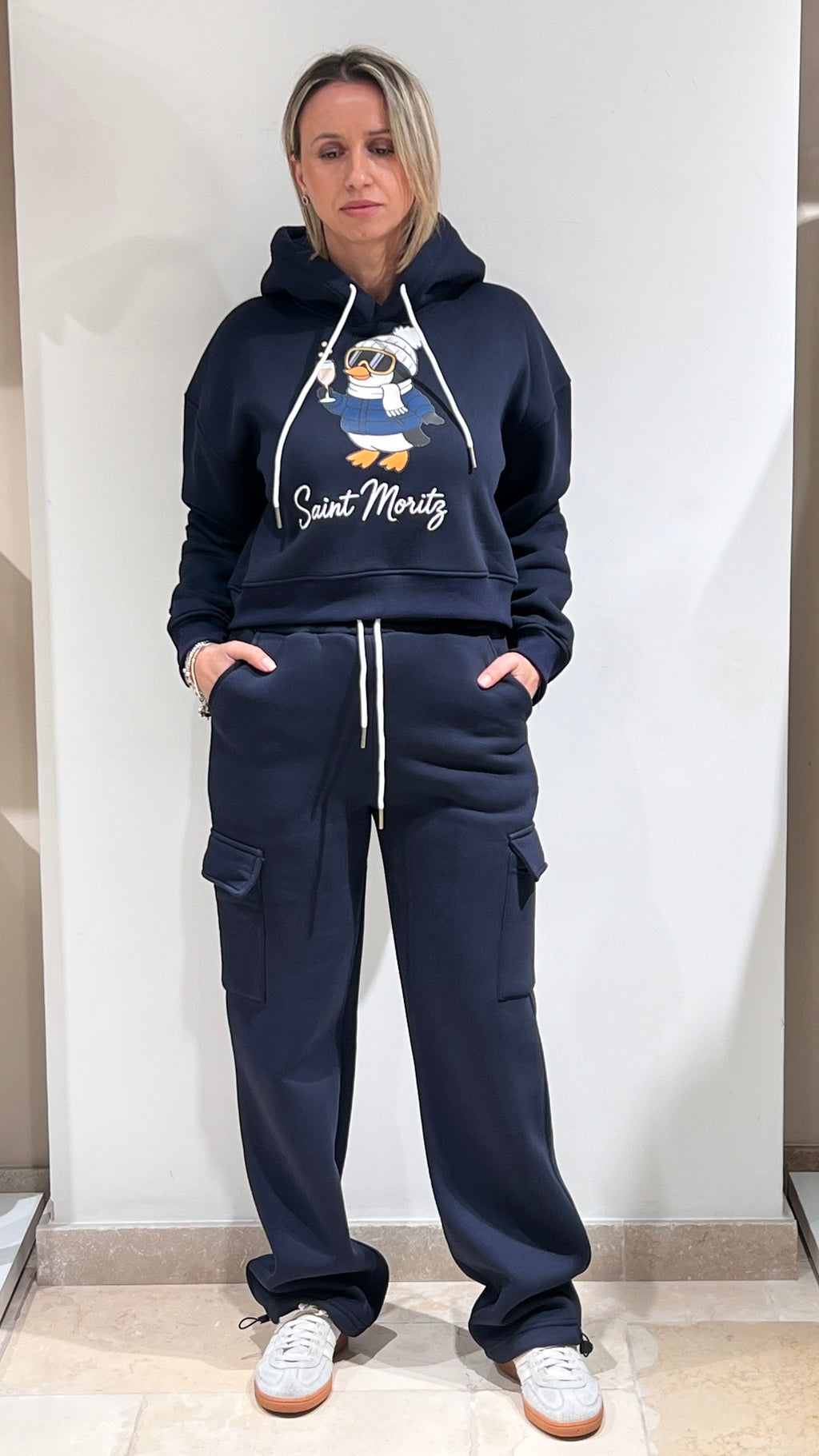 TUTA DONNA FELPATA PLAZA CON FELPA CROPPED E PANTALONE CARGO BLU NAVY