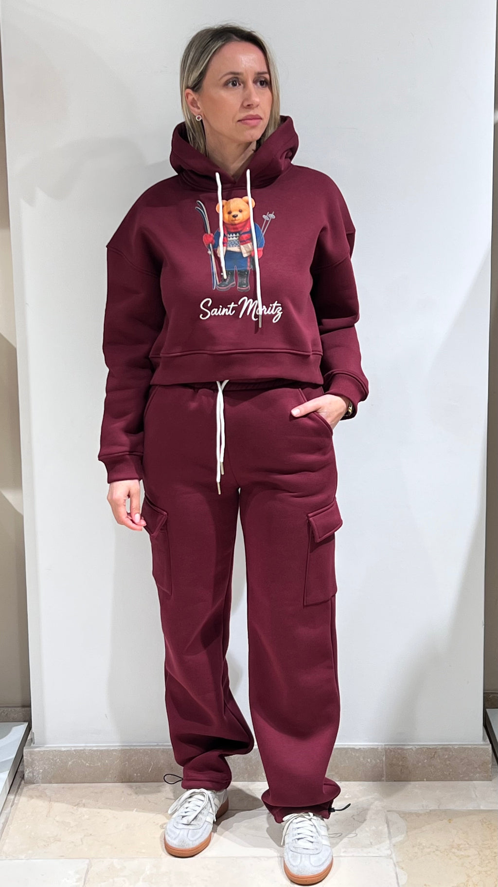 TUTA DONNA FELPATA PLAZA CON FELPA CROPPED E PANTALONE CARGO BORDEAUX