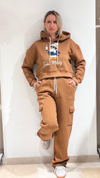 TUTA DONNA FELPATA PLAZA CON FELPA CROPPED E PANTALONE CARGO CAMMELLO