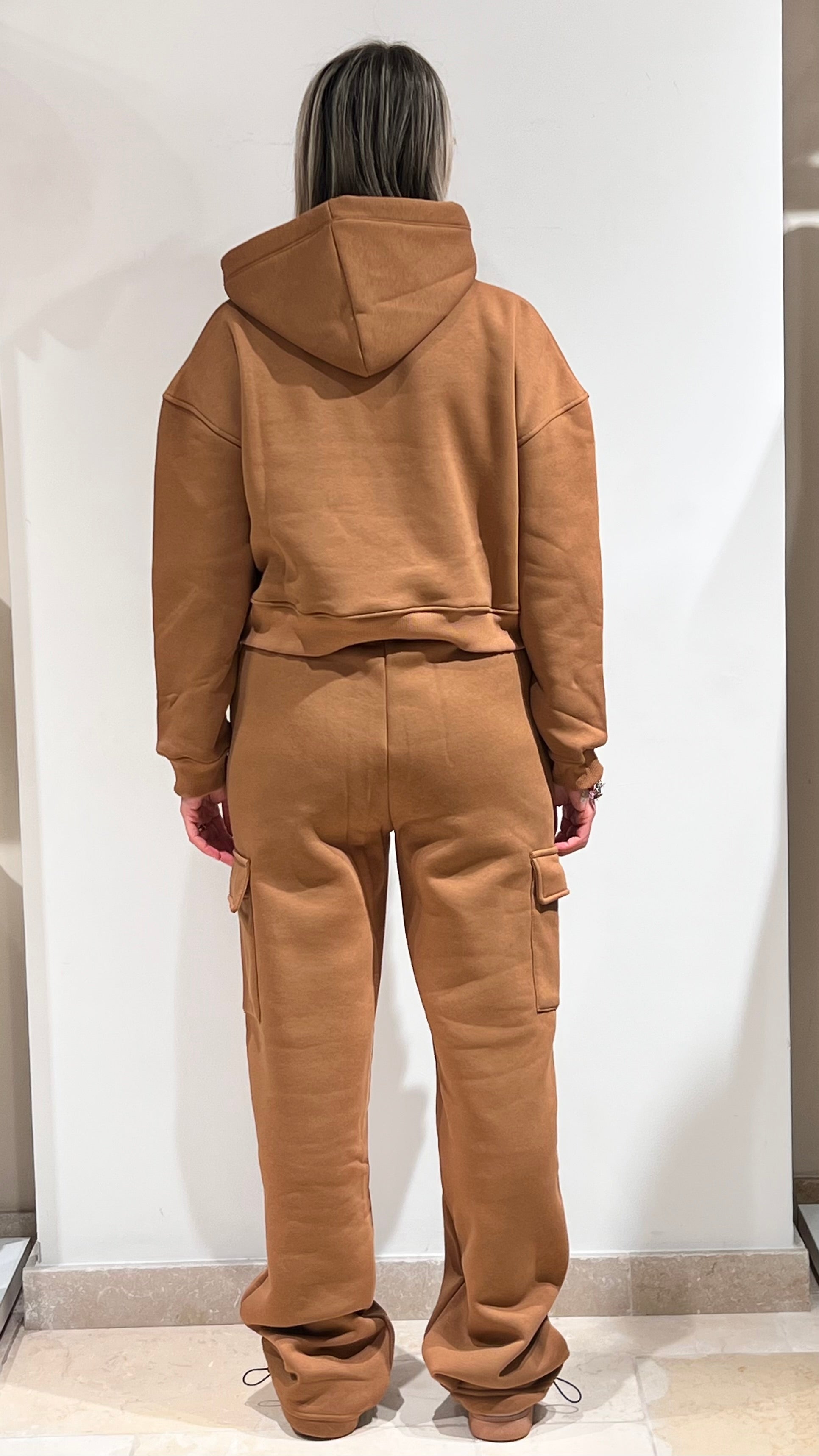 TUTA DONNA FELPATA PLAZA CON FELPA CROPPED E PANTALONE CARGO CAMMELLO