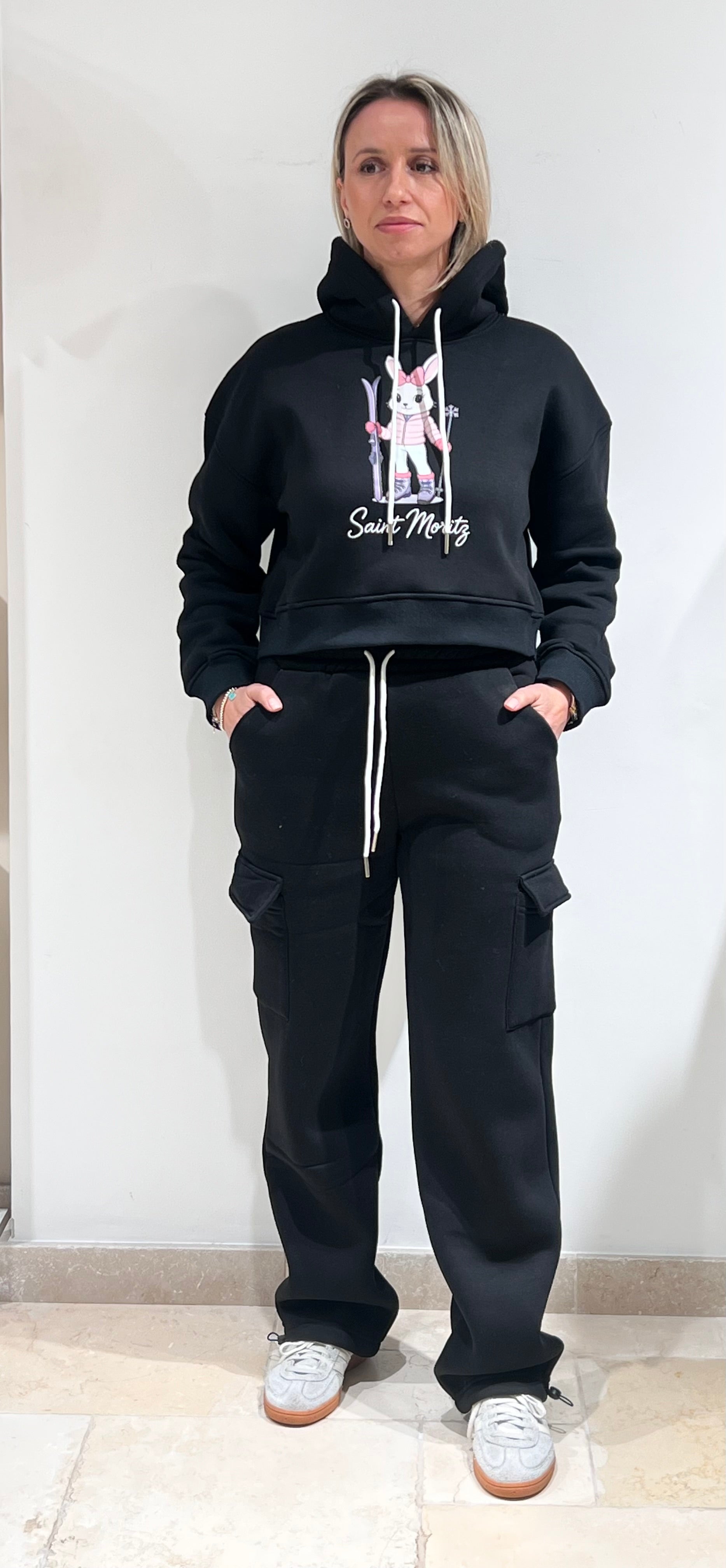 TUTA DONNA FELPATA PLAZA CON FELPA CROPPED E PANTALONE CARGO NERO