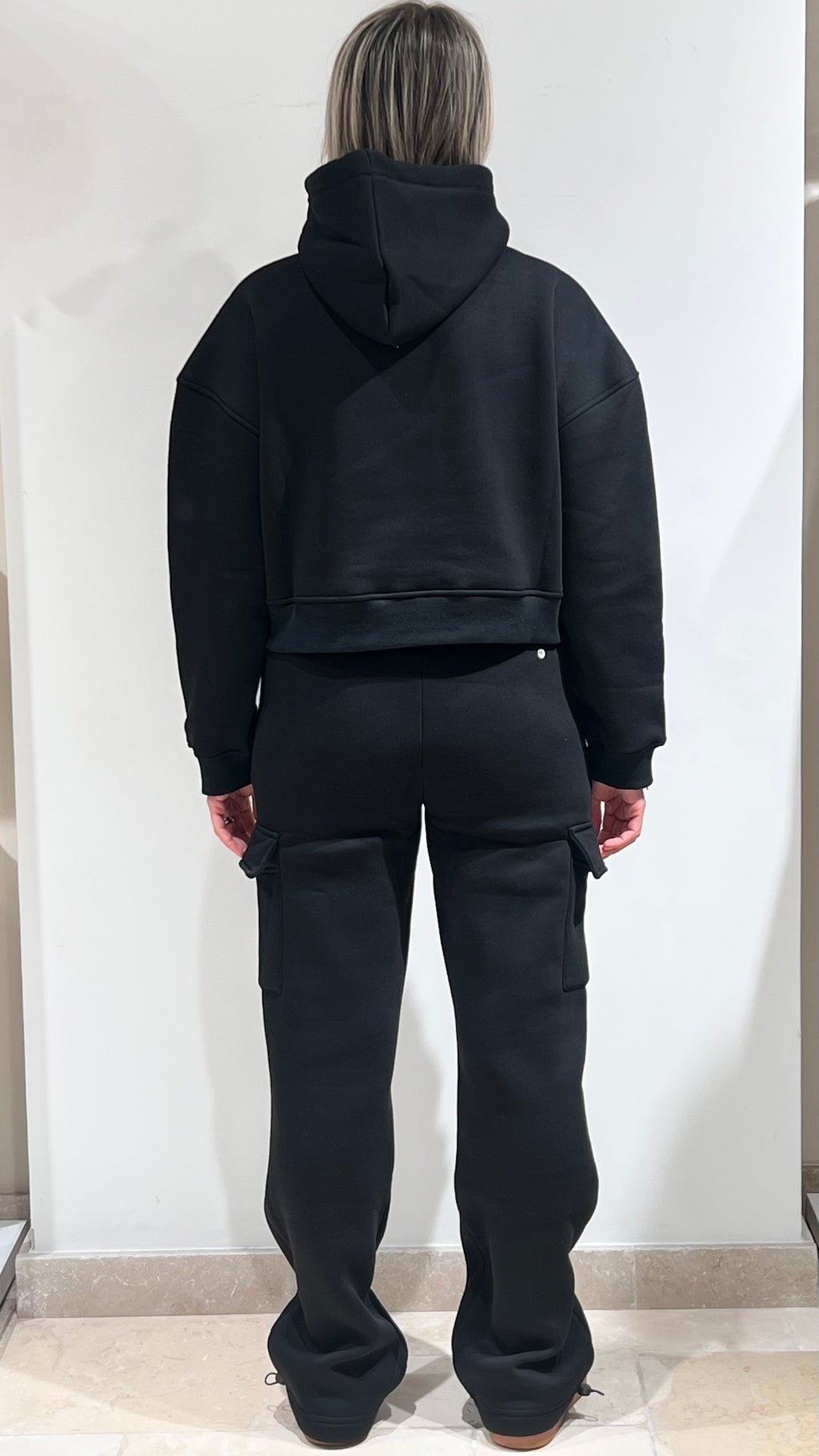 TUTA DONNA FELPATA PLAZA CON FELPA CROPPED E PANTALONE CARGO NERO