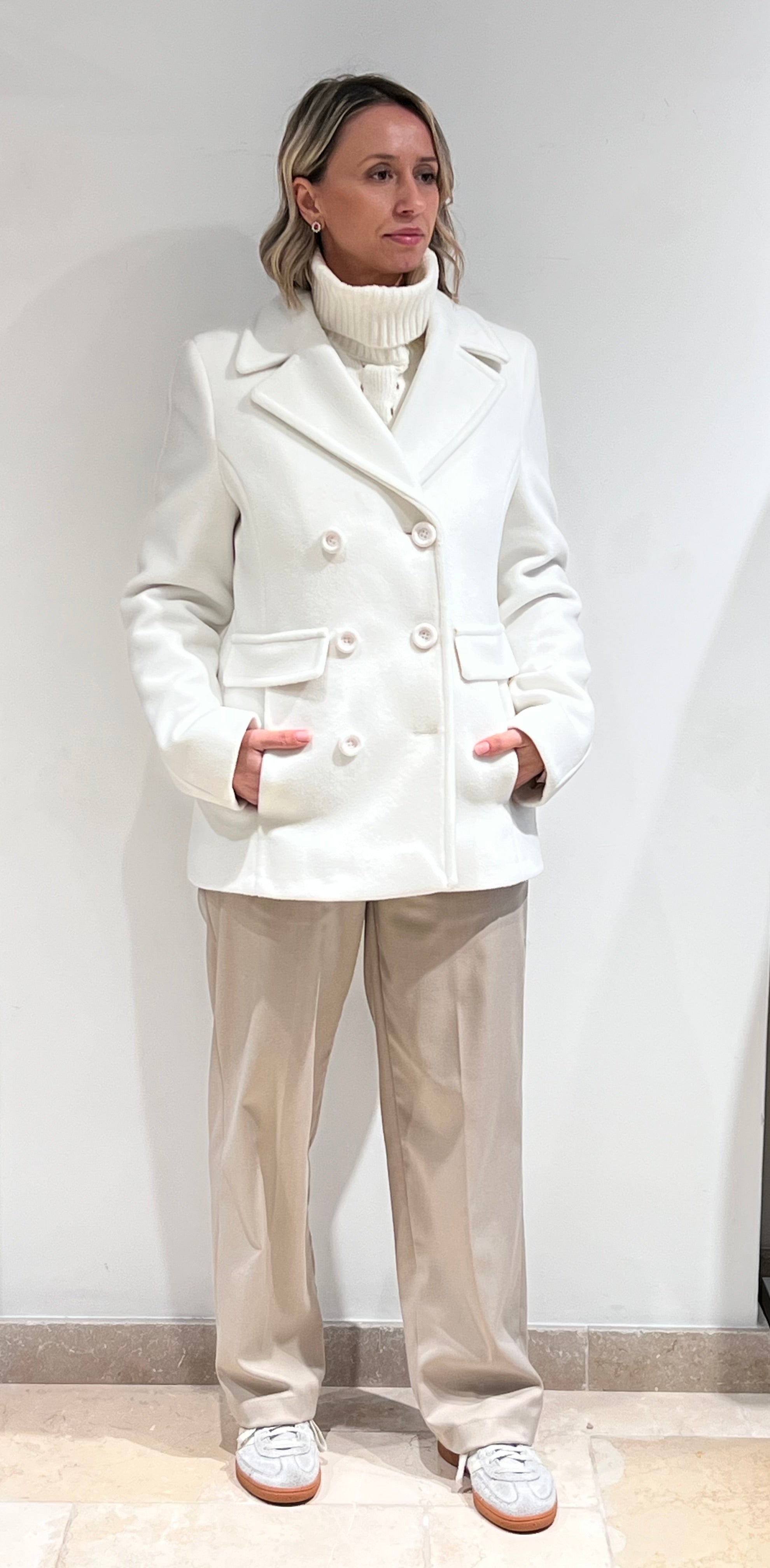 CAPPOTTO DONNA PLAZA DOPPIOPETTO – TESSUTO CALDO, BOTTONI EFFETTO CORNO, LUNGHEZZA MEDIA BIANCO