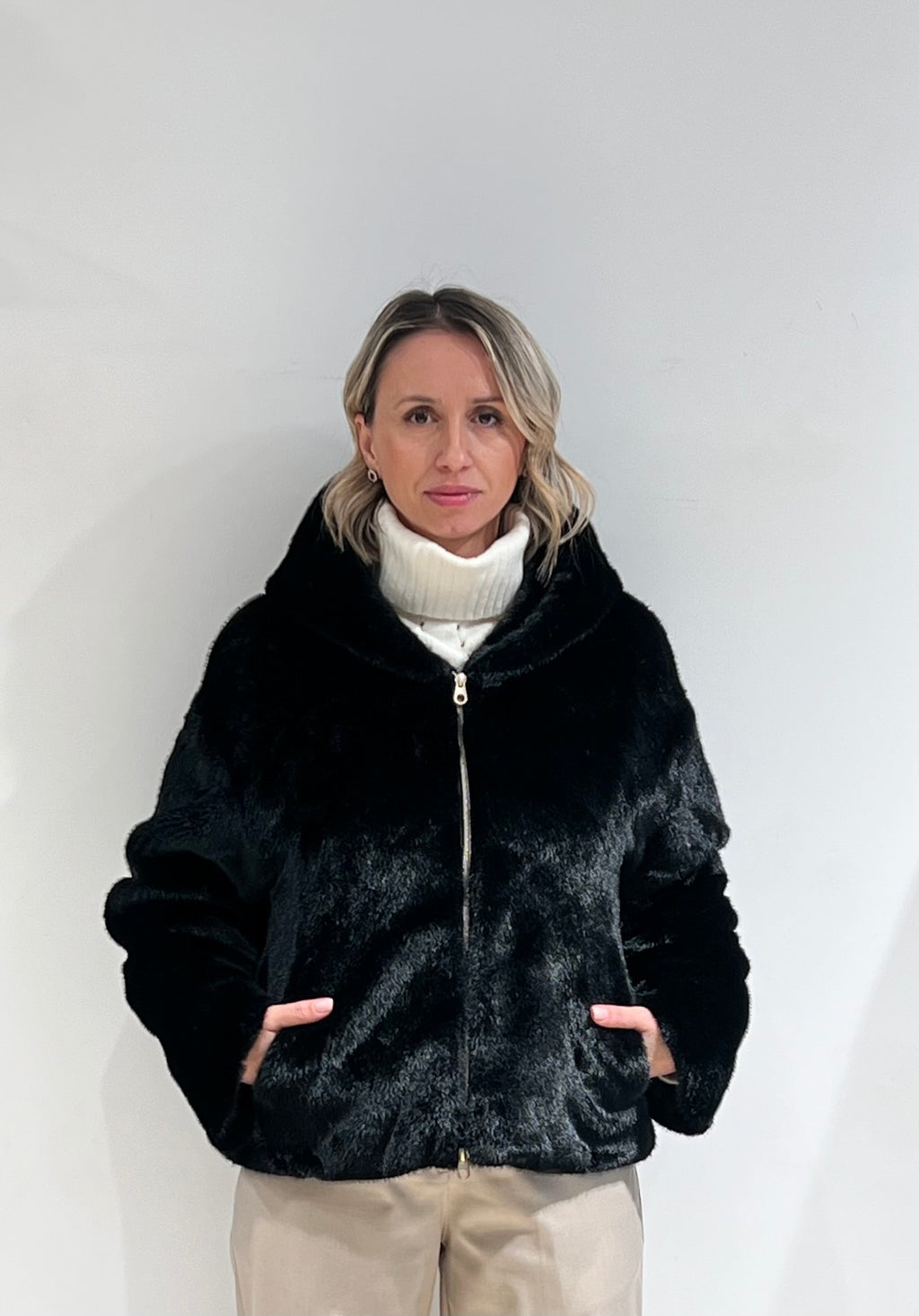 ECO PELLICCIA MORBIDA CON CAPPUCCIO CALDA INVERNALE MODELLO CORTO NERO