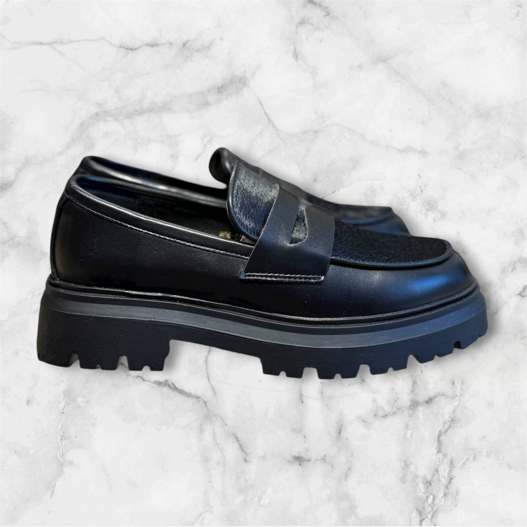 MOCASSINO DONNA PELLE NERA EFFETTO PELO SUOLA CARRARMATO